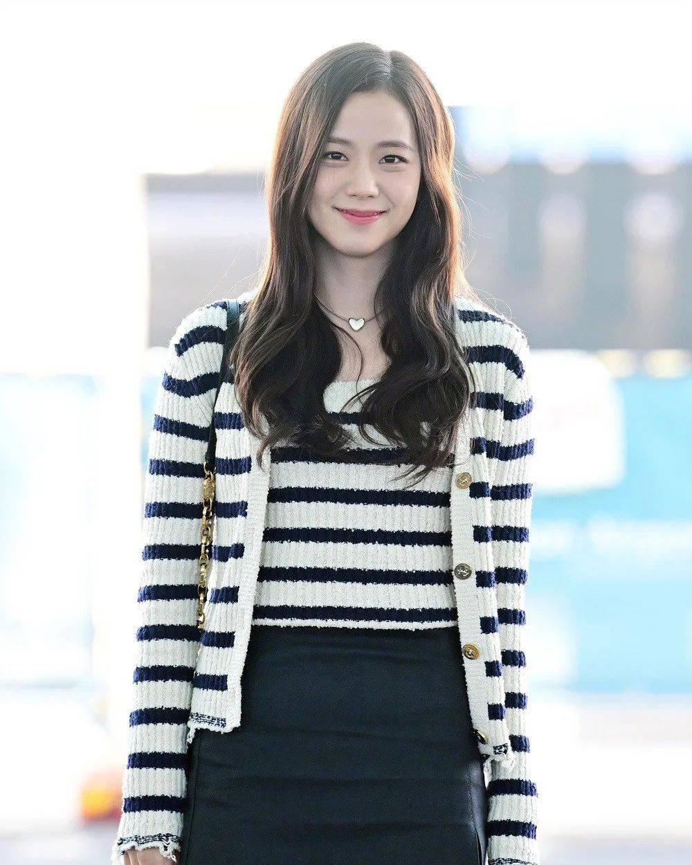 Jisoo Blackpink fly to Paris Fashion Week