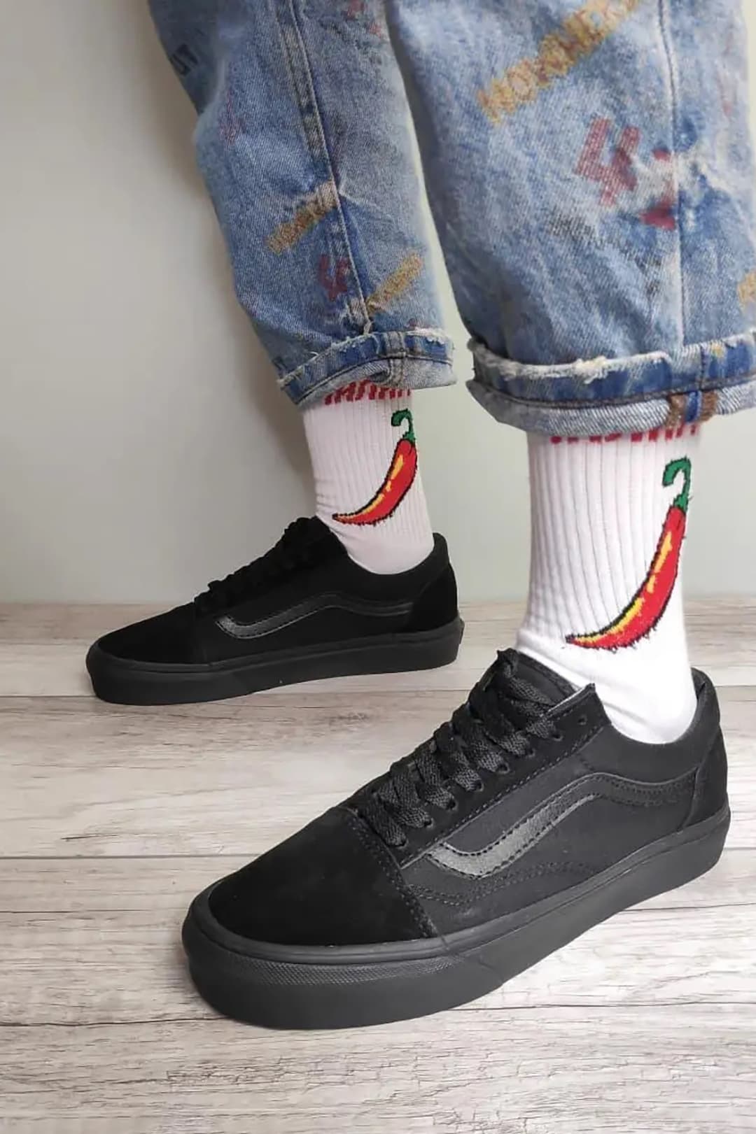 รองเท้าผ้าใบสีดําผู้หญิง