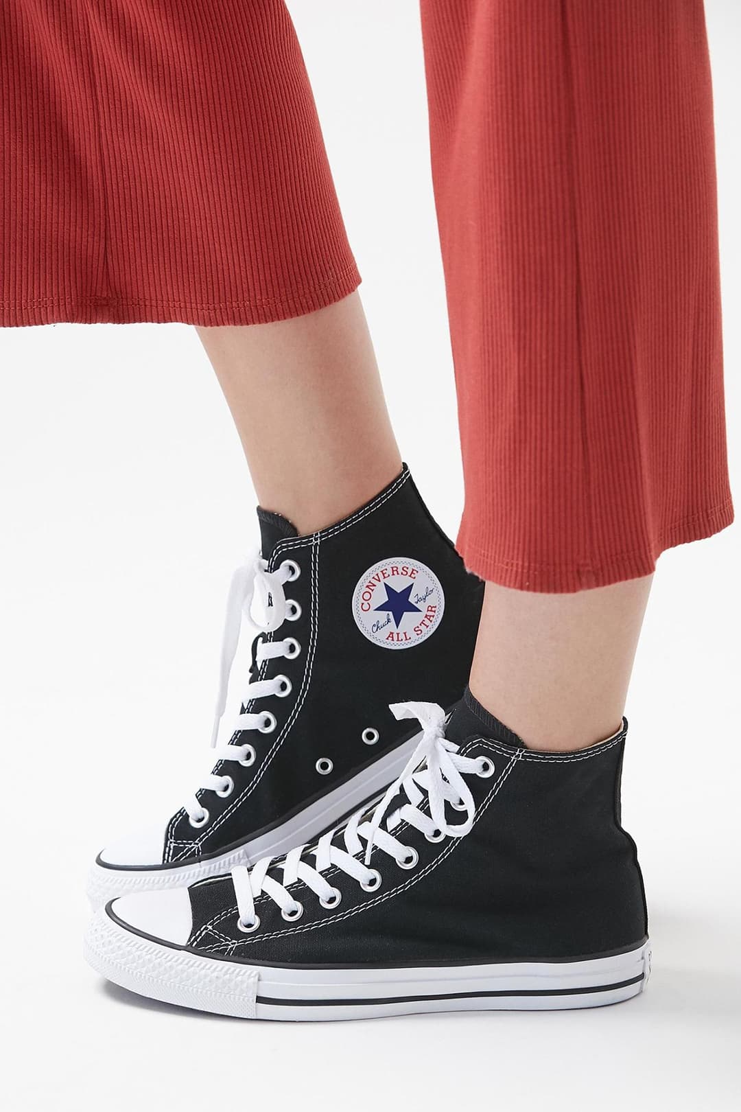 รองเท้าผ้าใบสีดําผู้หญิง