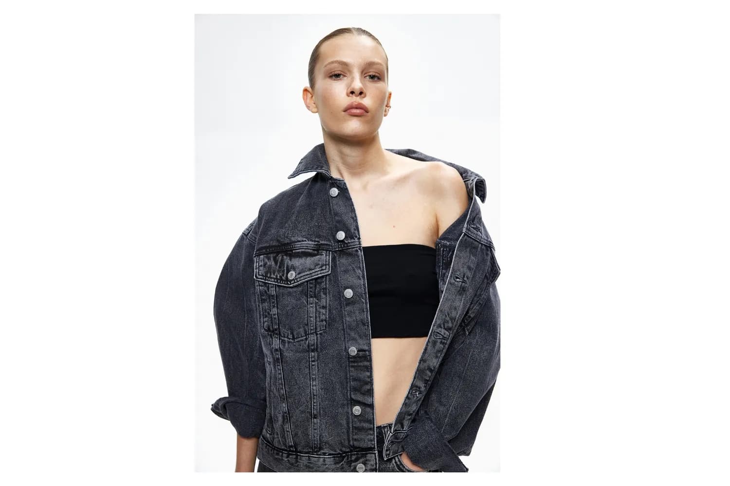 Oversized Denim Jacket (ราคา 1,299 บาท) จาก H&M

