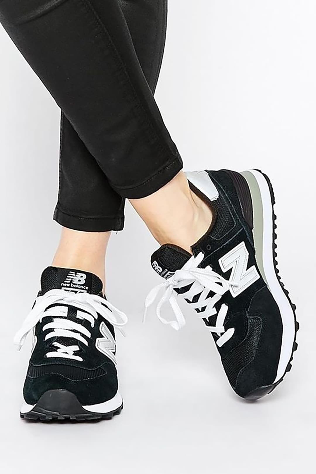 รองเท้าผ้าใบสีดําผู้หญิง