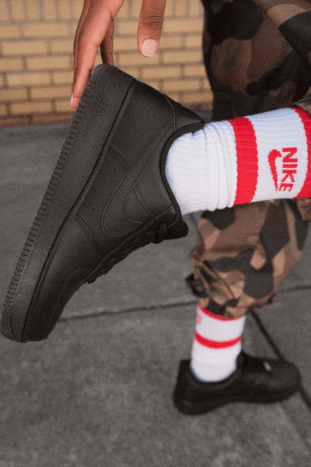 รองเท้าผ้าใบสีดําผู้หญิง