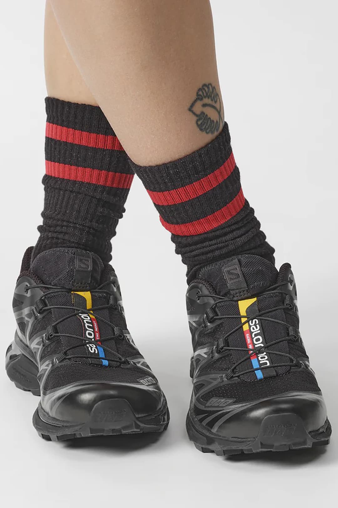 รองเท้าผ้าใบสีดําผู้หญิง