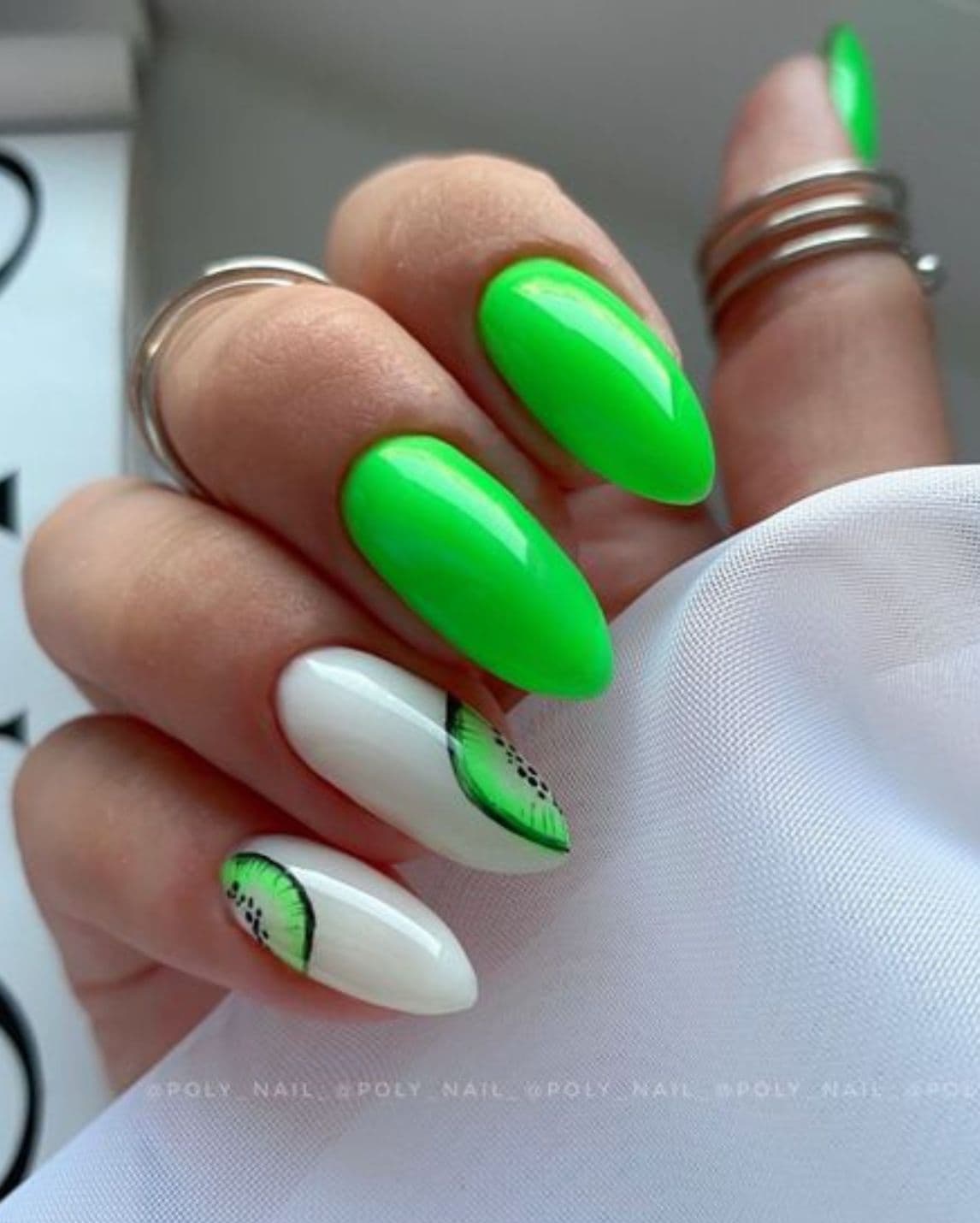 เล็บสีเขียว, เล็บสีเขียวมะนาว