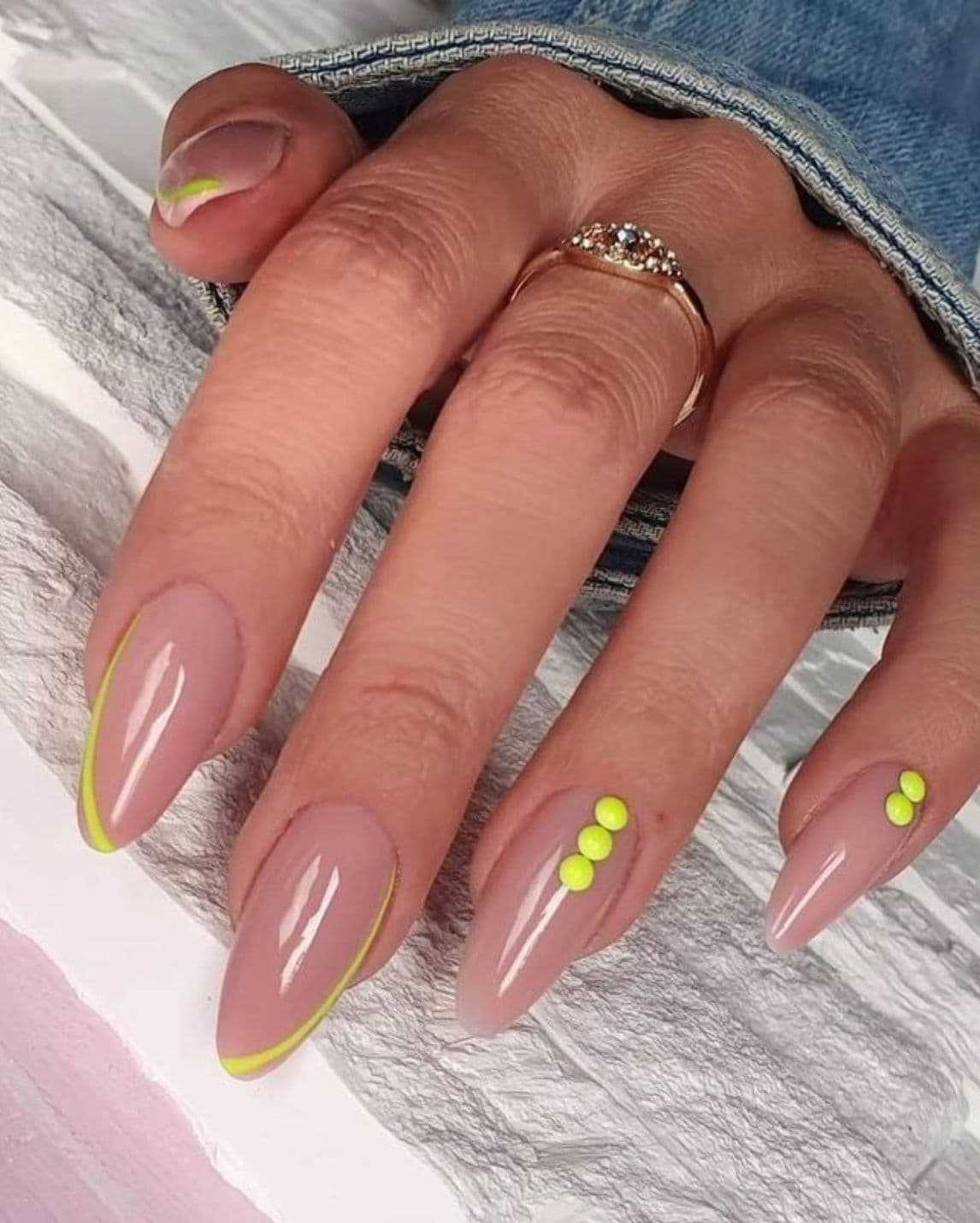 เล็บสีเขียว, เล็บสีเขียวมะนาว