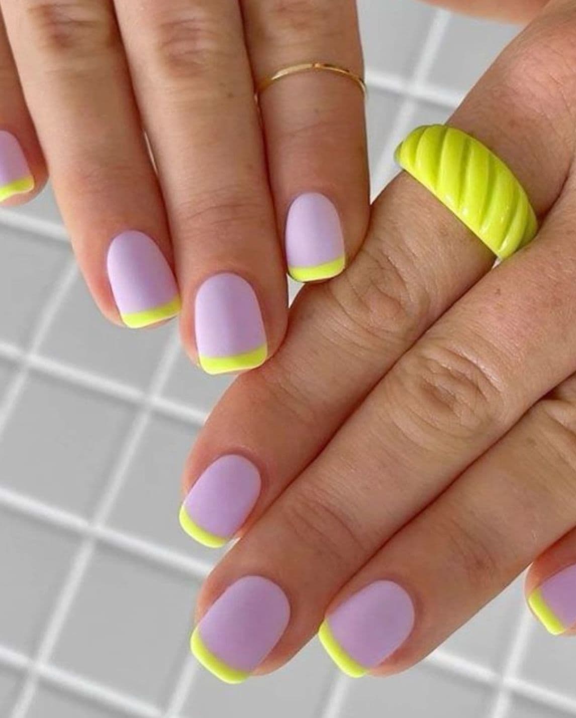 เล็บสีเหลือง