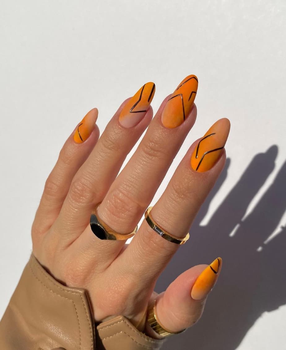 เล็บสีส้ม