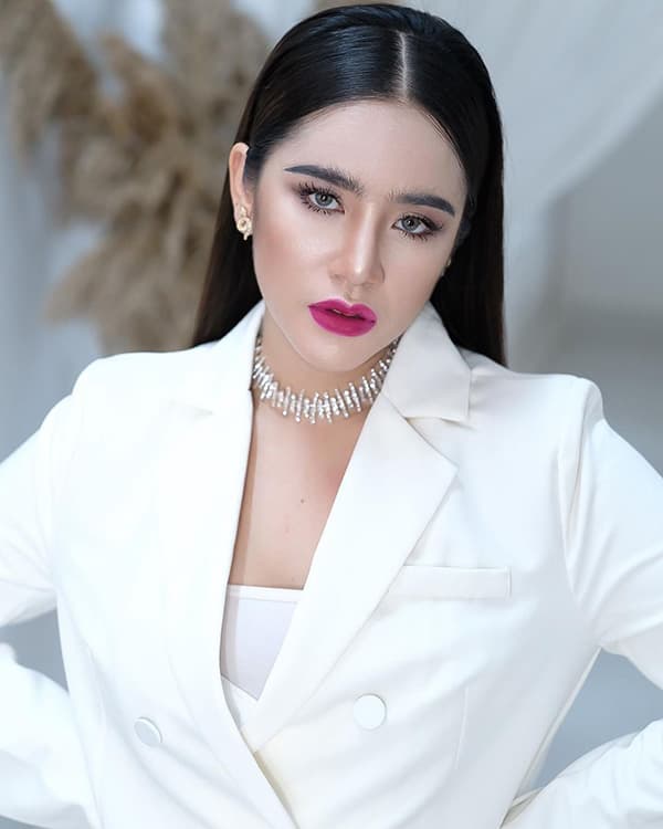 ผู้หญิงสวมสูทสีขาว ผมยาวตรง