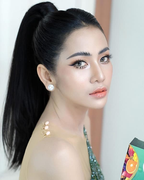 ผู้หญิงใส่ชุดเปิดไหล่ ผมยาว มัดผมหางม้า