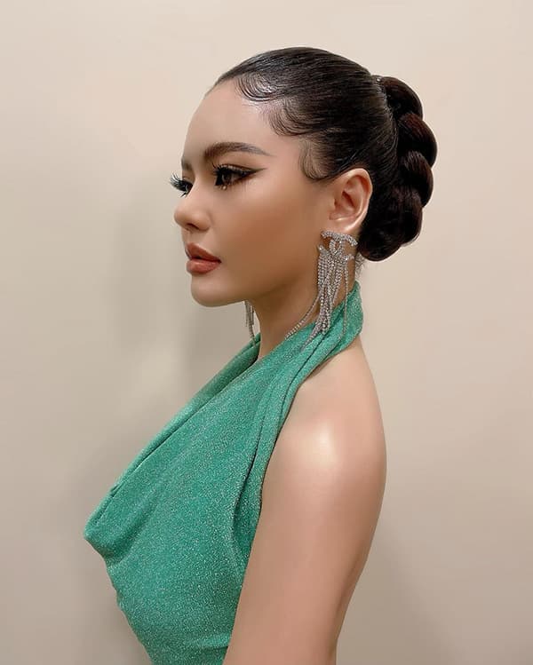 ผู้หญิงสวมเดรสสีเขียว เกล้าผมเปีย