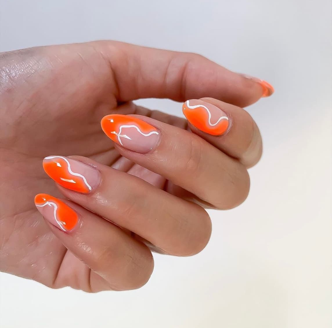 เล็บสีส้ม