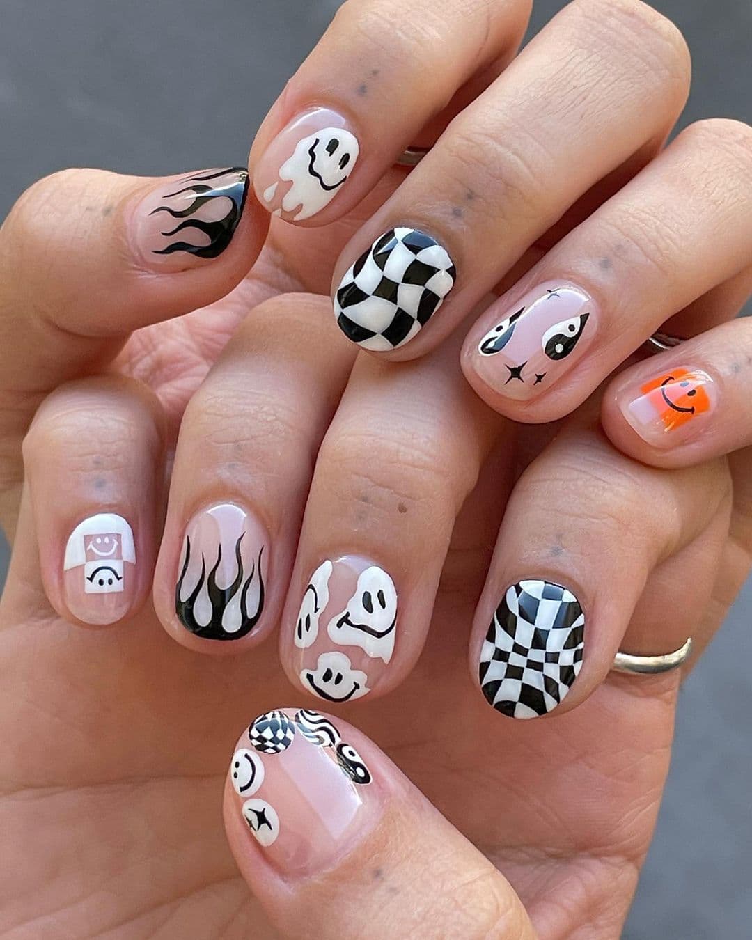 เล็บลายตาราง