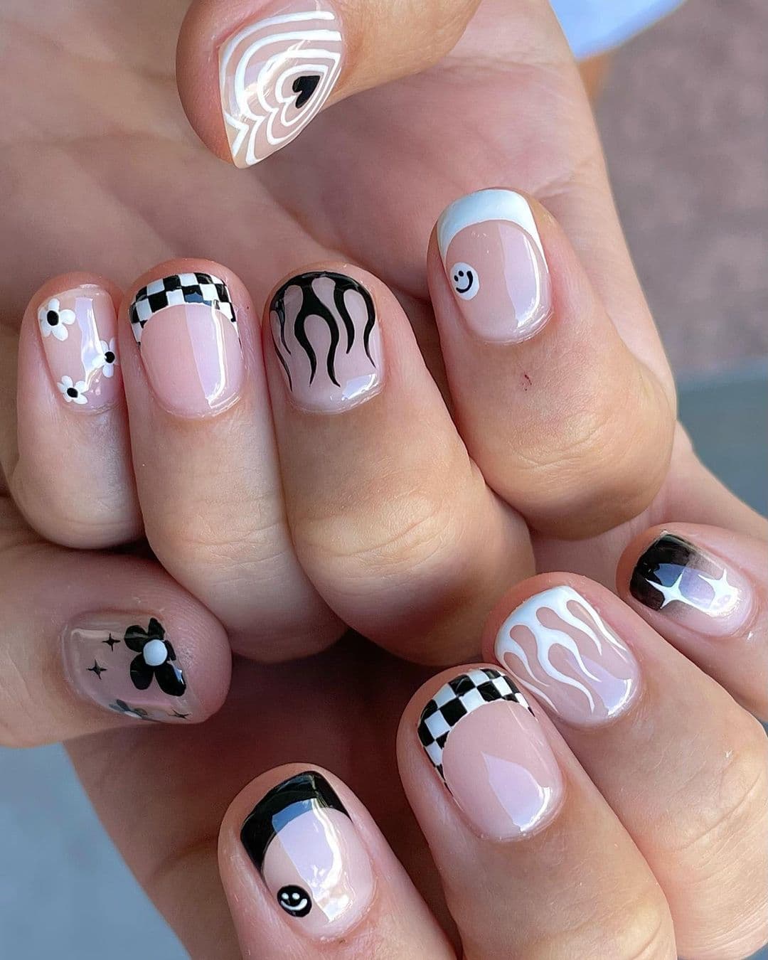 เล็บลายตาราง