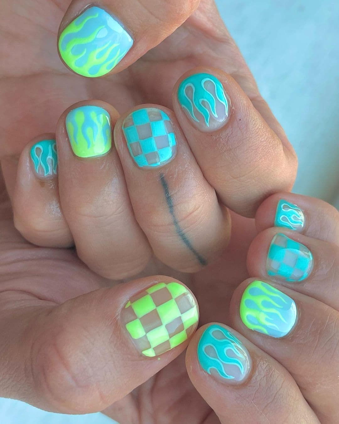 เล็บลายตาราง