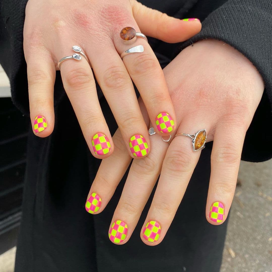 เล็บลายตาราง