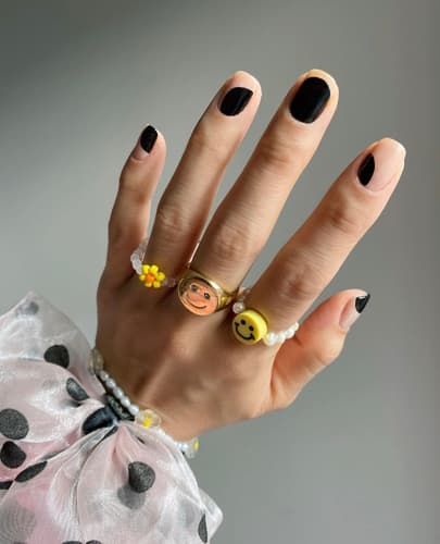 เล็บสีดำ