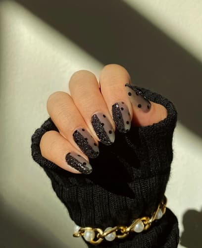 เล็บสีดำ