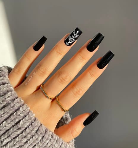 เล็บสีดำ