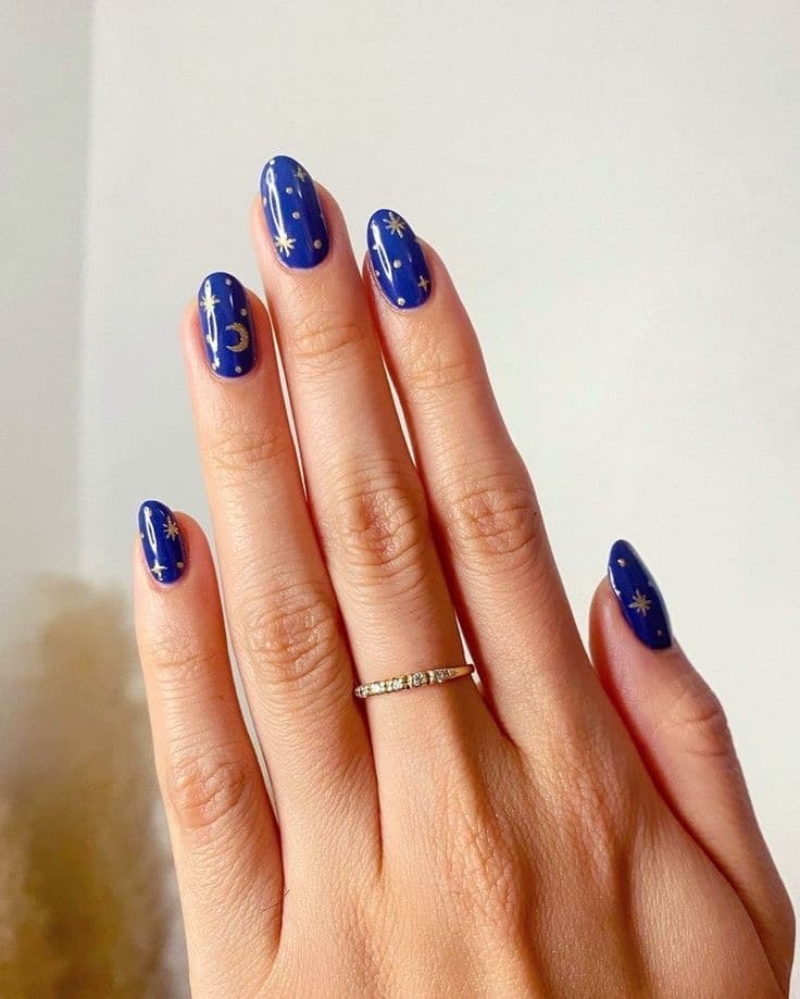 เล็บ ลายดวงจันทร์