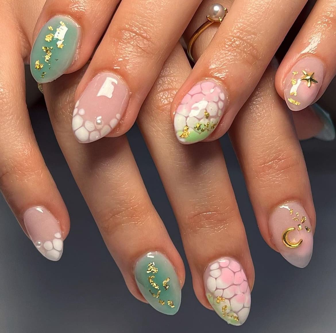 เล็บ ลายดวงจันทร์