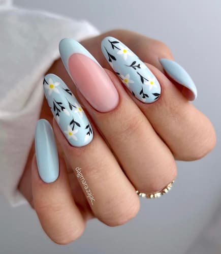 เล็บสีฟ้าอ่อน