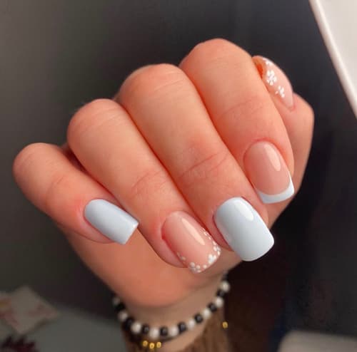 เล็บสีฟ้าอ่อน