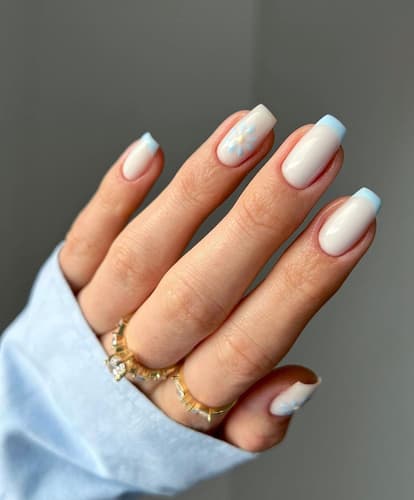 เล็บสีฟ้าอ่อน