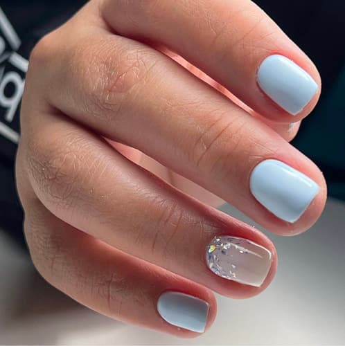 เล็บสีฟ้าอ่อน