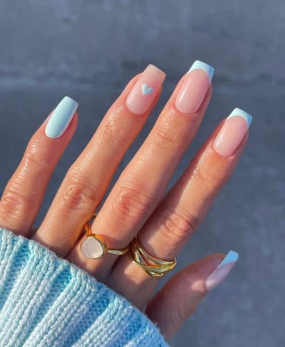 เล็บสีฟ้าอ่อน