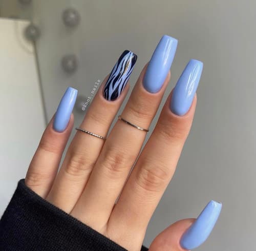 เล็บสีฟ้าอ่อน