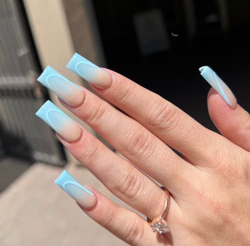 เล็บสีฟ้าอ่อน