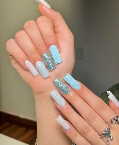 เล็บสีฟ้าอ่อน