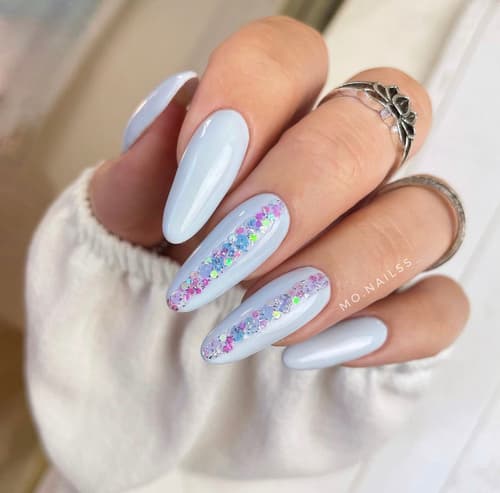 เล็บสีฟ้าอ่อน