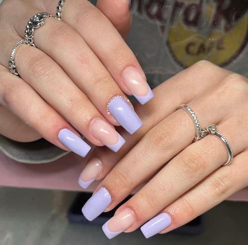 เล็บสีม่วง