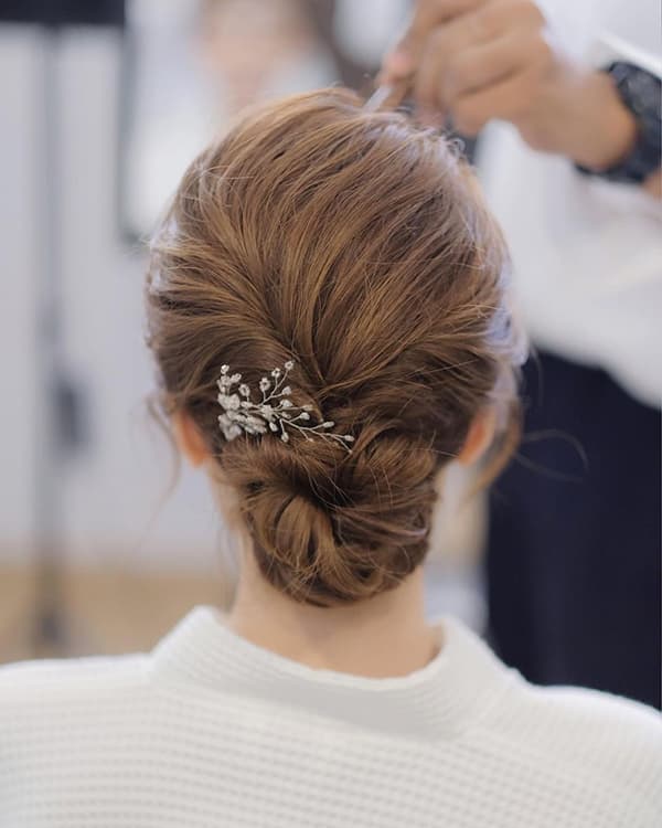 เจ้าสาว เกล้าผมมวยต่ำ ประดับดอกไม้