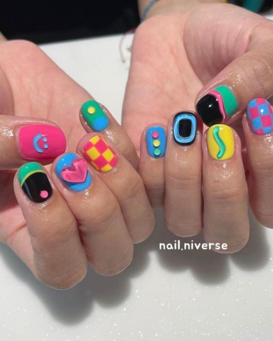 เล็บเจลสีสดใส