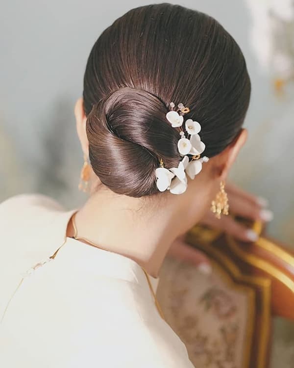เจ้าสาว เกล้าผมมวยต่ำ ประดับดอกไม้