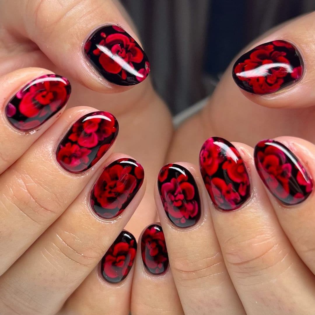 เล็บเจลสีแดง