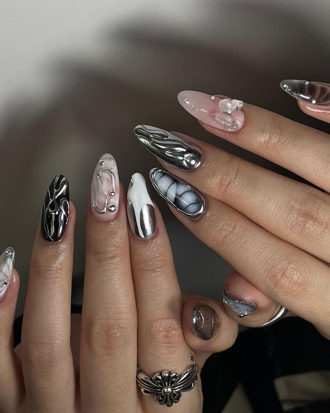 เล็บสีเงิน, สีเล็บสีเงิน, ทาเล็บสีเงิน