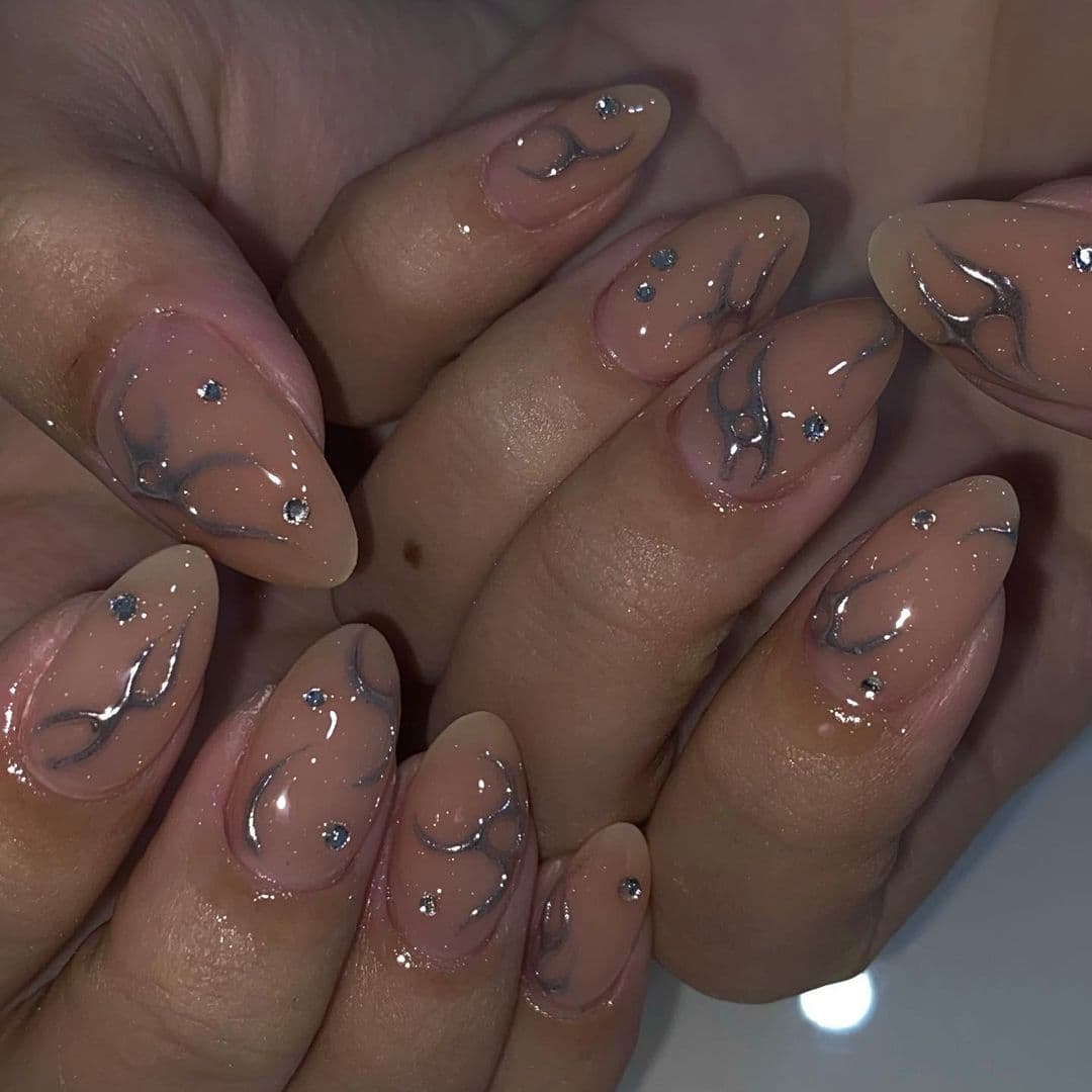 เล็บสีเงิน, สีเล็บสีเงิน, ทาเล็บสีเงิน