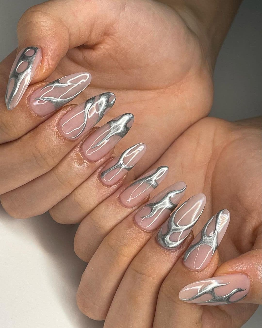 เล็บสีเงิน, สีเล็บสีเงิน, ทาเล็บสีเงิน