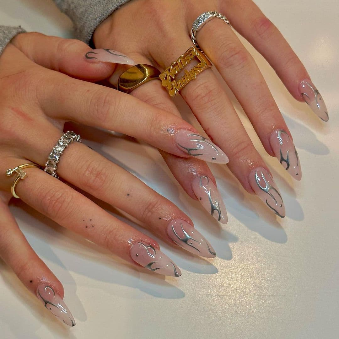 เล็บสีเงิน, สีเล็บสีเงิน, ทาเล็บสีเงิน