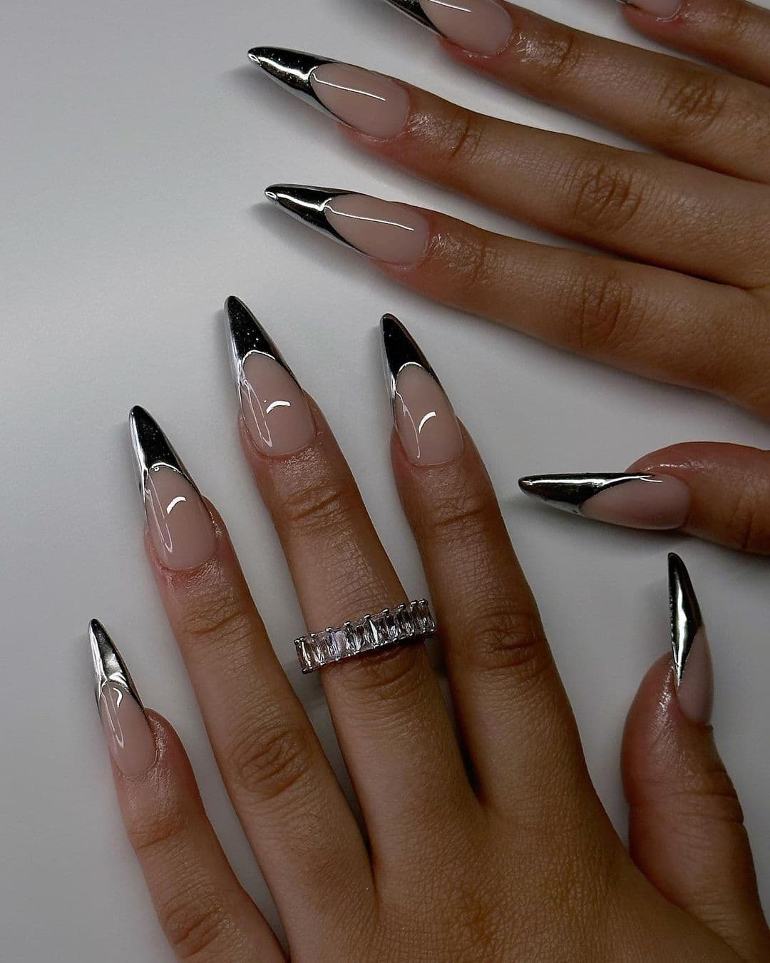 เล็บสีเงิน, สีเล็บสีเงิน, ทาเล็บสีเงิน