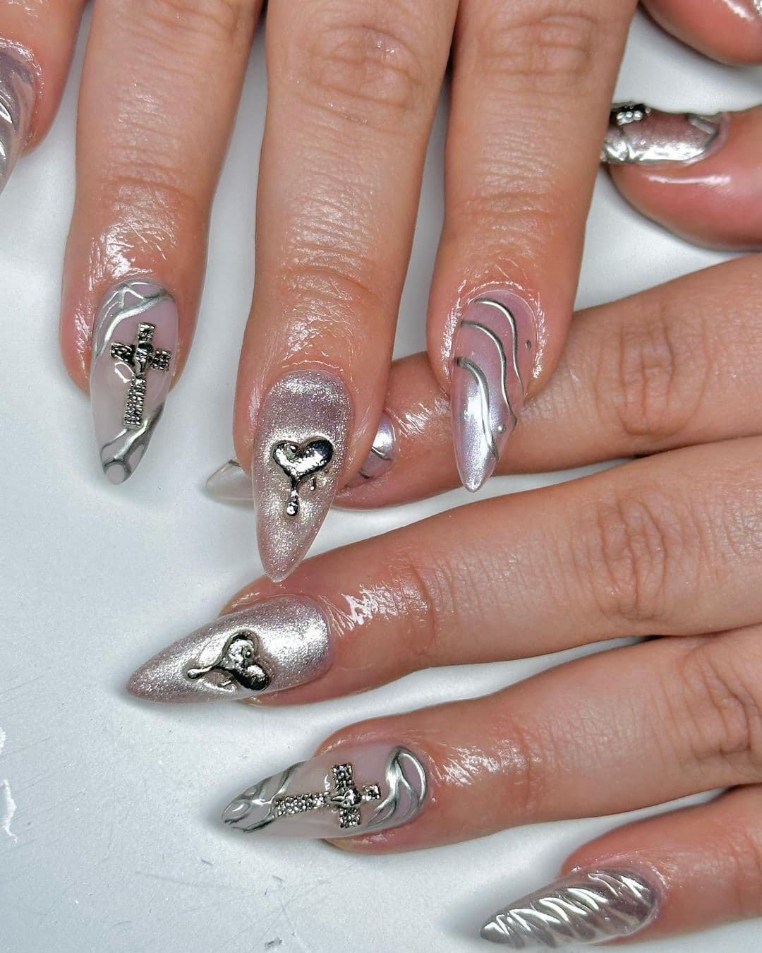 เล็บสีเงิน, สีเล็บสีเงิน, ทาเล็บสีเงิน